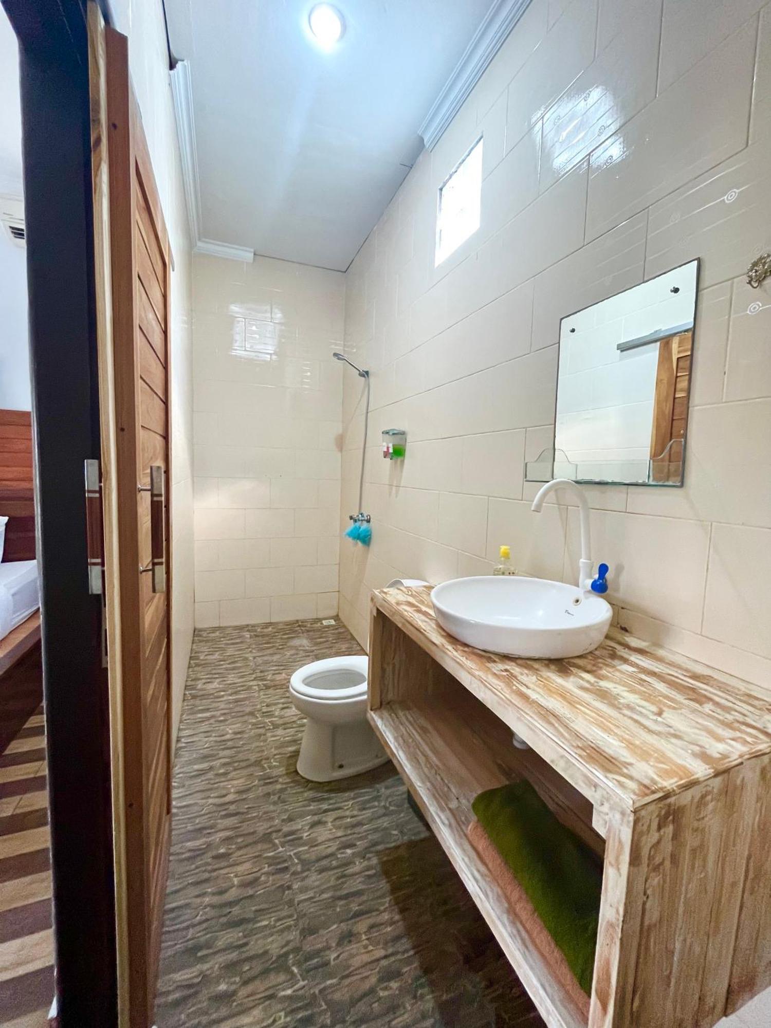 Coastal Inn Batununggul Εξωτερικό φωτογραφία